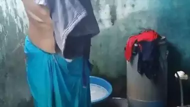 Mature Topless Village Aunty Bathing Caught On Cam