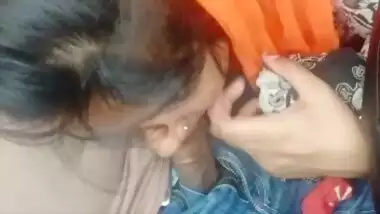 Bangladeshi Muslim girl blowjob to her lover in car