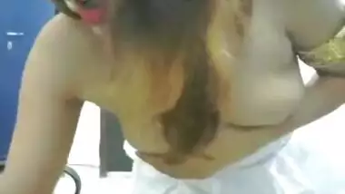 Sexy desi babe moaning teasing