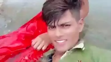 Dehati Lovers enjoying outdoor bathing on selfie cam