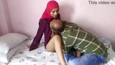 A hijabi girl takes her lover’s dick in a Bangladeshi xxx video