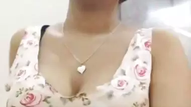 Indian hottie Haseena Khan nude fingering on live call