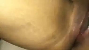 Sexy pussy of Desi Gf filmed nude inside car