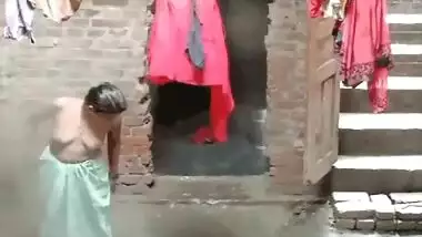 Desi Bhabhi Bathing Record In Part 1