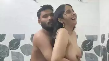 Bhabhi under shower nude blowjob and viral boob press