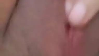 Indian babe rubs slutty cunt before work