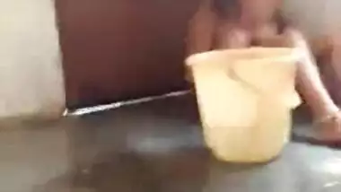 Mature bhabhi’s nude MMS bath video captured by Devar