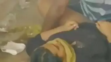 Guy took Desi teen to alley for outdoor XXX twosome that becomes MMS