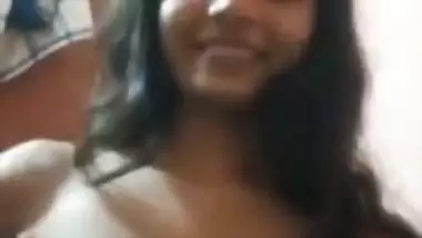 Man asked Desi girlfriend to expose small boobs in XXX video