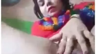 Mature and sexy punjabi aunty fingering pussy